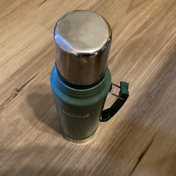 Stanley Classic Green Insulated Thermos Bottle - Picture 4 of 4